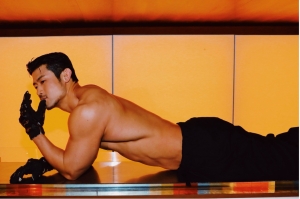 與真司郎、Usakの撮り下ろしの新作や、日本初展示となるオードリー・タンの肖像も —— アートとカルチャーが交差するマンボウ・キー（登曼波）による個展『居家娛樂｜Home Pleasure』