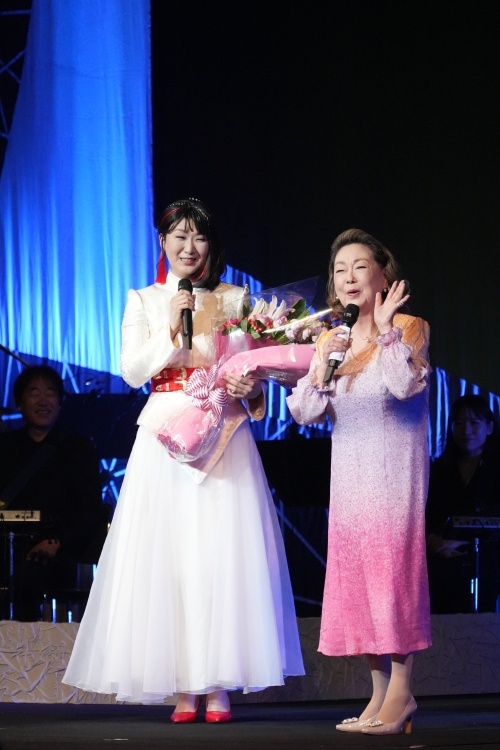 市川由紀乃、「ただいま！」。復帰コンサートで 17 曲を熱唱。命の恩人、由紀さおりもサプライズ登場。