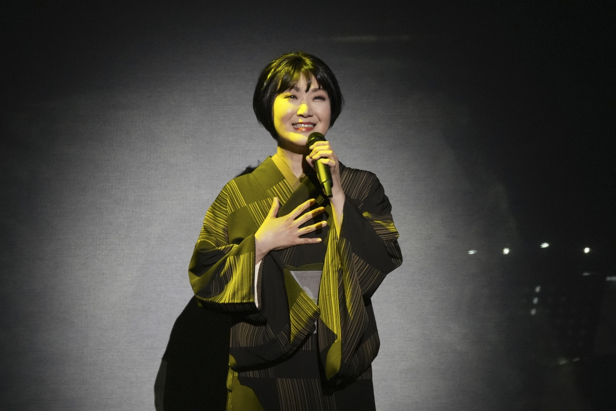 市川由紀乃、「ただいま！」。復帰コンサートで 17 曲を熱唱。命の恩人、由紀さおりもサプライズ登場。