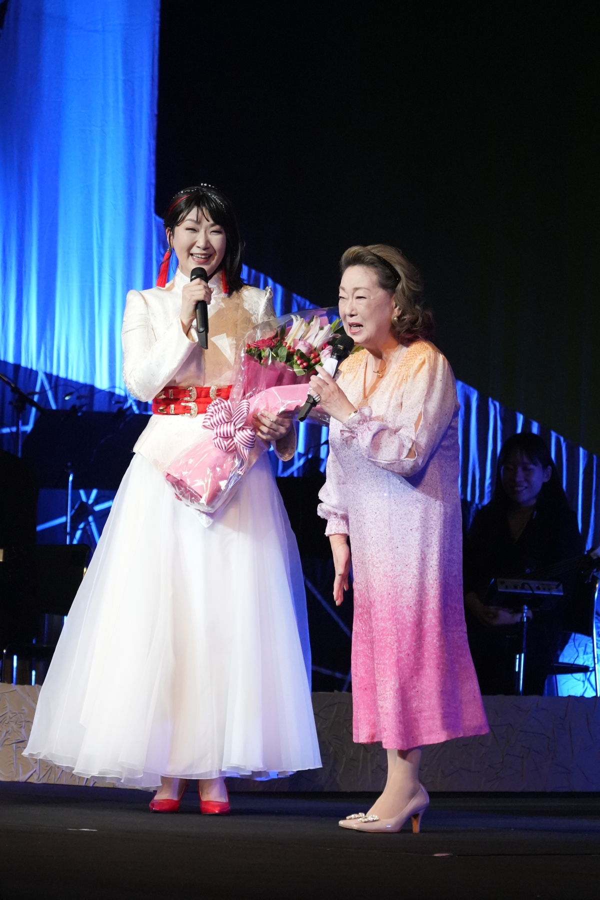 市川由紀乃、「ただいま！」。復帰コンサートで 17 曲を熱唱。命の恩人、由紀さおりもサプライズ登場。