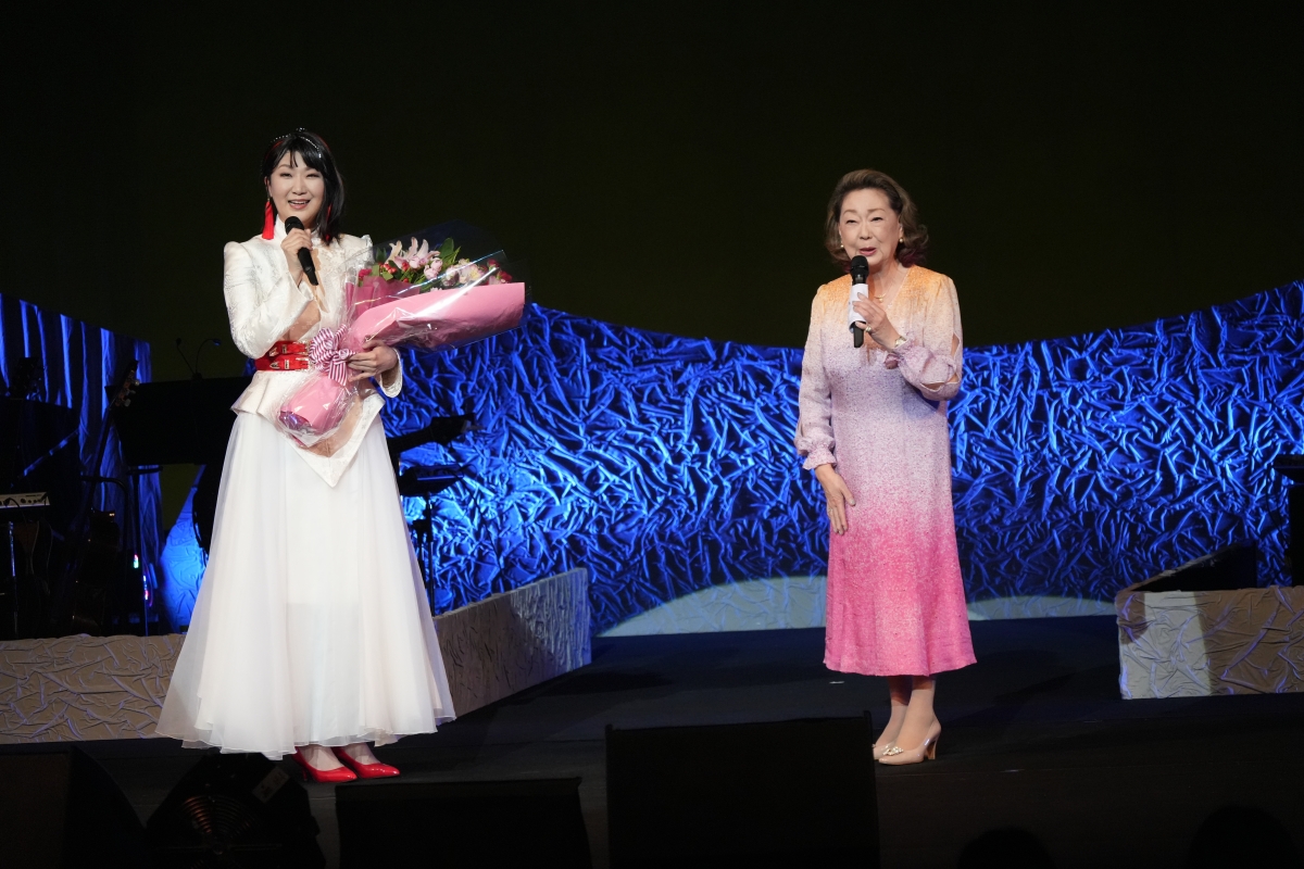 市川由紀乃、「ただいま！」。復帰コンサートで 17 曲を熱唱。命の恩人、由紀さおりもサプライズ登場。