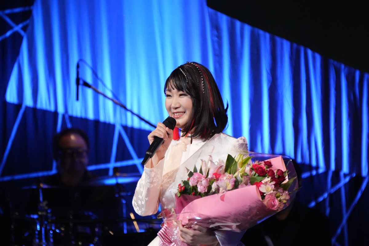 市川由紀乃、「ただいま！」。復帰コンサートで 17 曲を熱唱。命の恩人、由紀さおりもサプライズ登場。