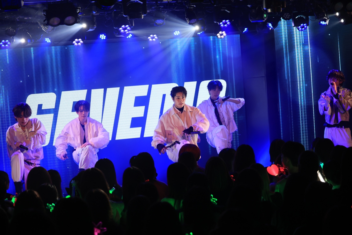 ボーイズグループプロジェクトから結成された SEVENIC（セブニック）ついに本格始動！デビュー曲『Turn it up』を引っさげ、スペシャルライブでファンを魅了