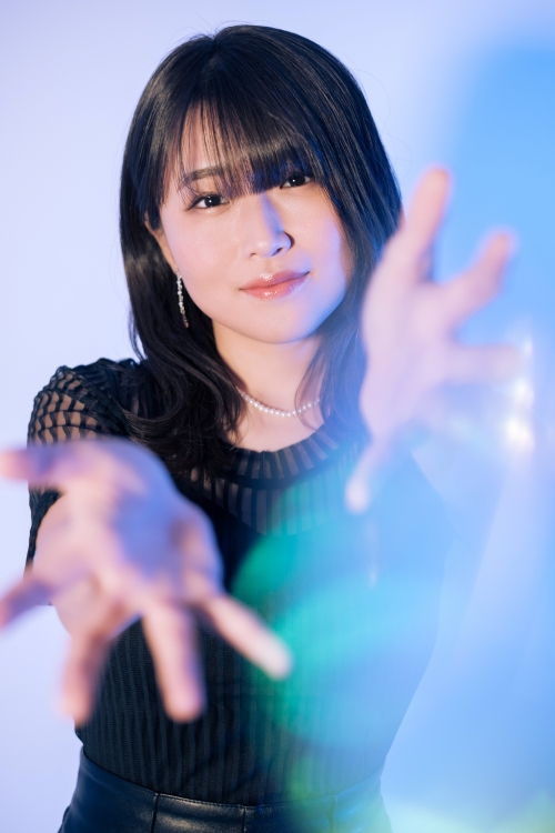 “一生モノのバラード”が誕生。未完成だった「青」が、12年の時を越え“パーフェクト・ブルー”に。河野万里奈、新曲リリース