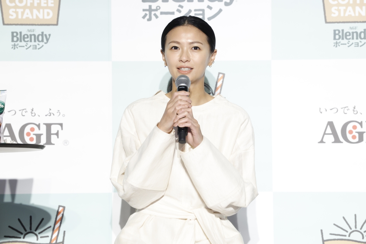 榮倉奈々、ポジティブを保つ秘訣を披露！「Blendy ポーション」で夏を先取り