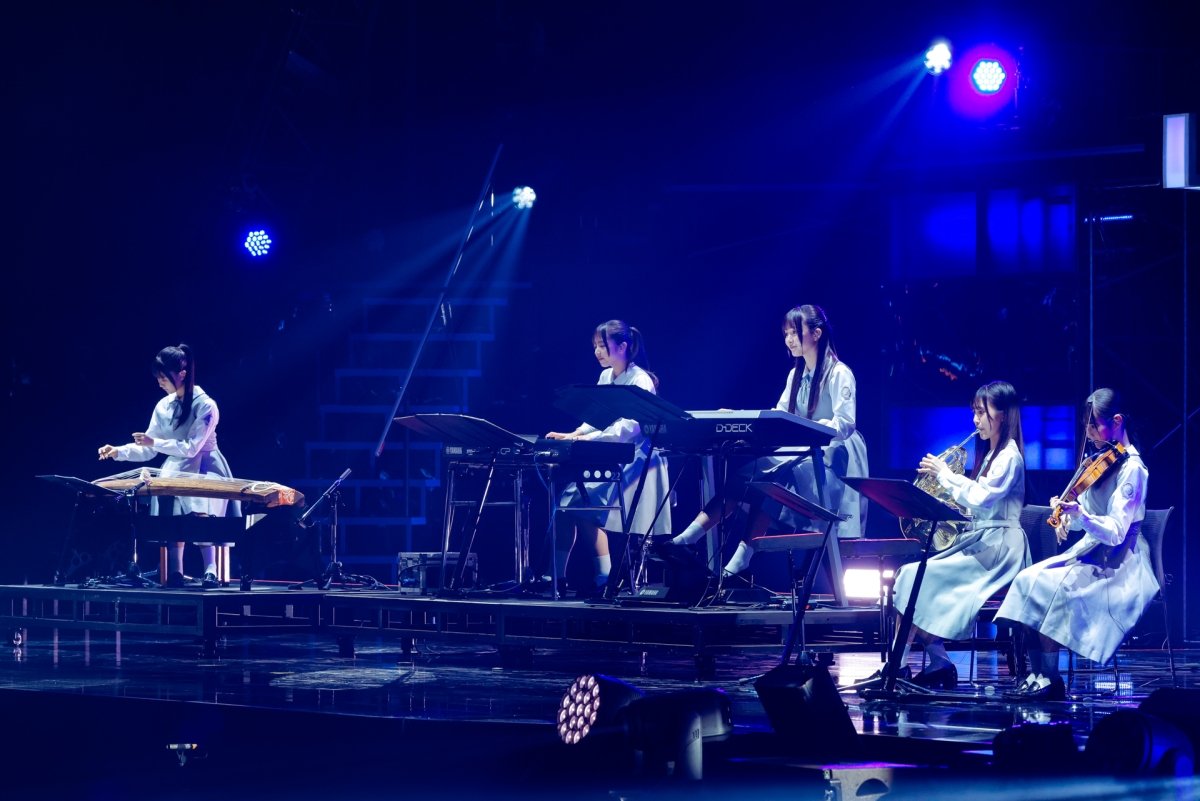 日向坂46の新メンバー10人が初パフォーマンスに挑んだ！ 個性あふれる特技と歌で、代々木を揺らす