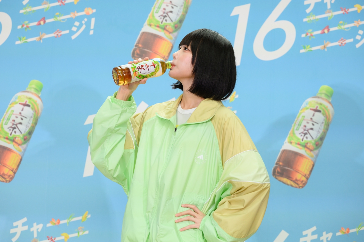 anoさんが『アサヒ 十六茶』をかけて「フラフープチャレンジ！」記録は「40回」で差し入れGET 「汗をかいた後は一段とおいしい」と笑顔！