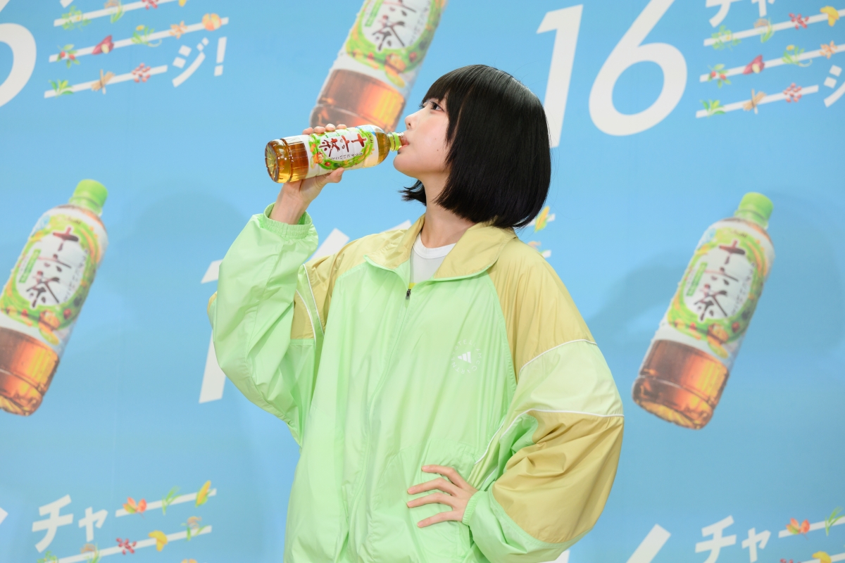 anoさんが『アサヒ 十六茶』をかけて「フラフープチャレンジ！」記録は「40回」で差し入れGET 「汗をかいた後は一段とおいしい」と笑顔！