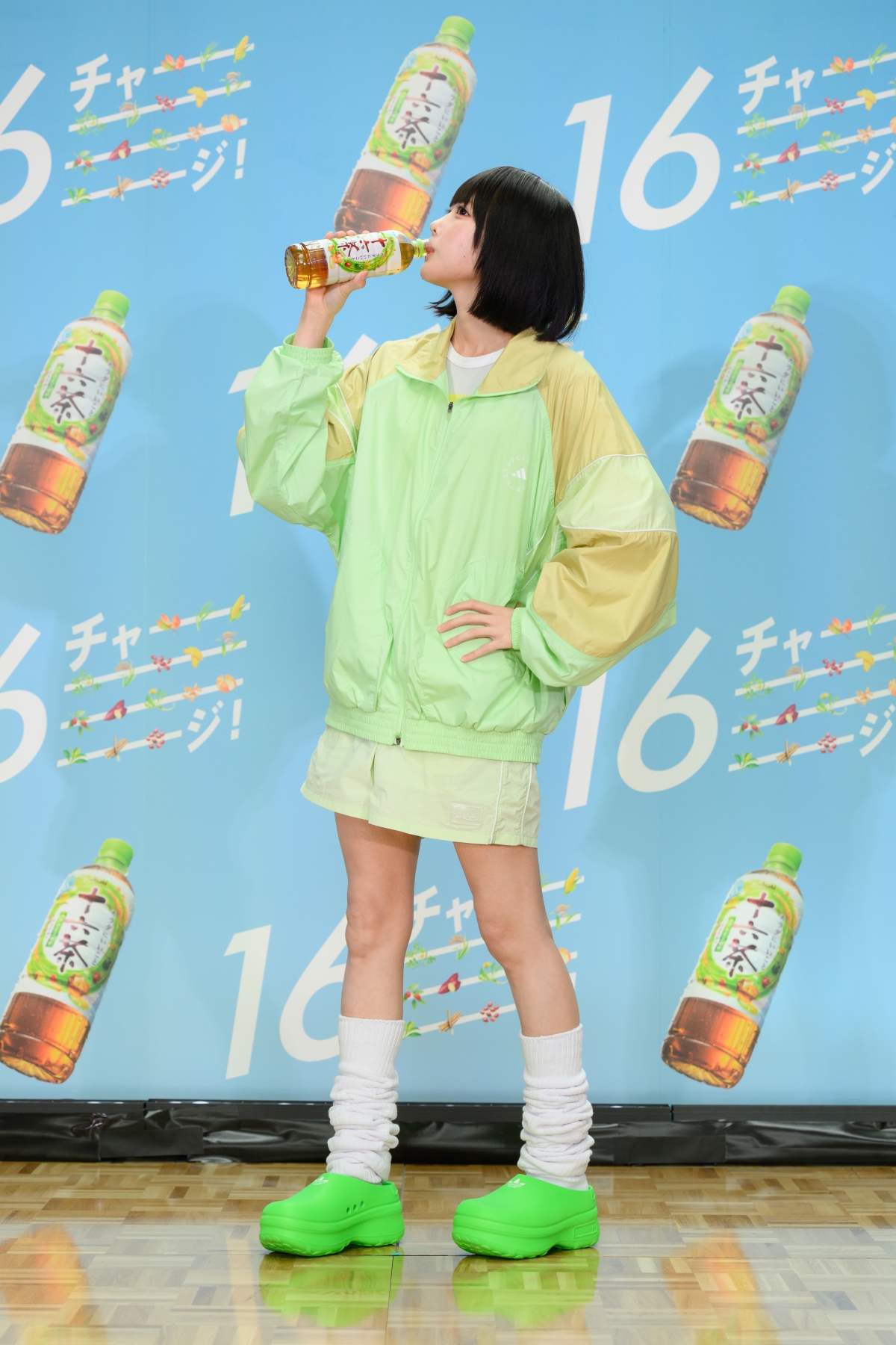 anoさんが『アサヒ 十六茶』をかけて「フラフープチャレンジ！」記録は「40回」で差し入れGET 「汗をかいた後は一段とおいしい」と笑顔！