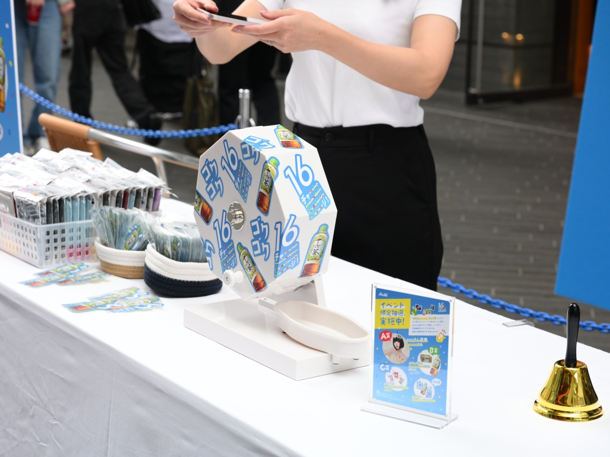 anoさんが『アサヒ 十六茶』をかけて「フラフープチャレンジ！」記録は「40回」で差し入れGET 「汗をかいた後は一段とおいしい」と笑顔！