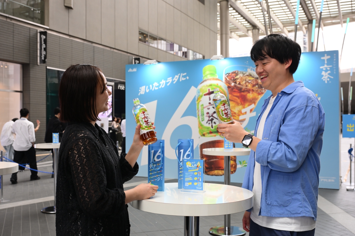 anoさんが『アサヒ 十六茶』をかけて「フラフープチャレンジ！」記録は「40回」で差し入れGET 「汗をかいた後は一段とおいしい」と笑顔！