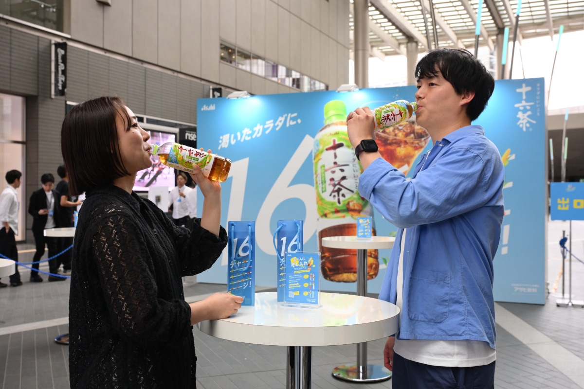 anoさんが『アサヒ 十六茶』をかけて「フラフープチャレンジ！」記録は「40回」で差し入れGET 「汗をかいた後は一段とおいしい」と笑顔！