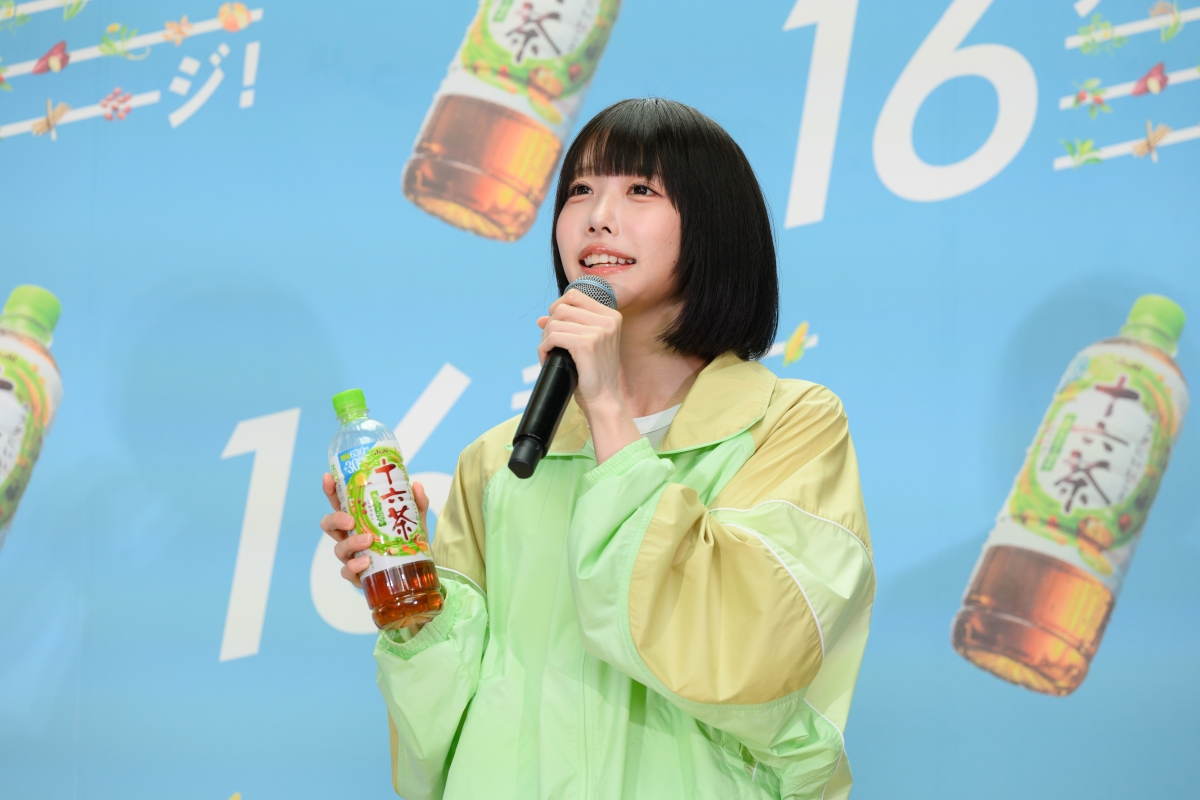 anoさんが『アサヒ 十六茶』をかけて「フラフープチャレンジ！」記録は「40回」で差し入れGET 「汗をかいた後は一段とおいしい」と笑顔！