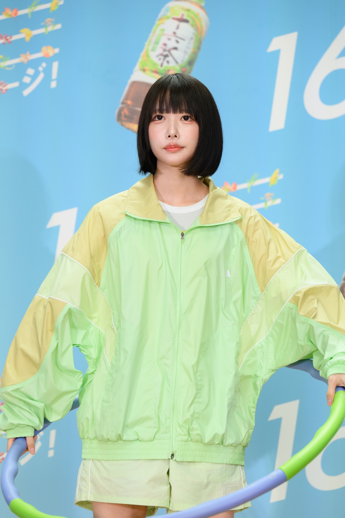 anoさんが『アサヒ 十六茶』をかけて「フラフープチャレンジ！」記録は「40回」で差し入れGET 「汗をかいた後は一段とおいしい」と笑顔！
