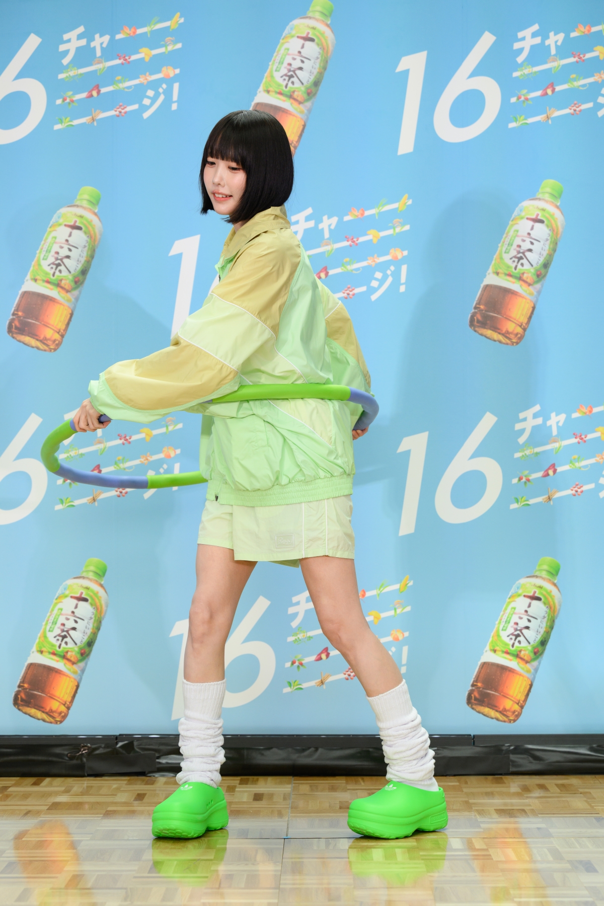 anoさんが『アサヒ 十六茶』をかけて「フラフープチャレンジ！」記録は「40回」で差し入れGET 「汗をかいた後は一段とおいしい」と笑顔！