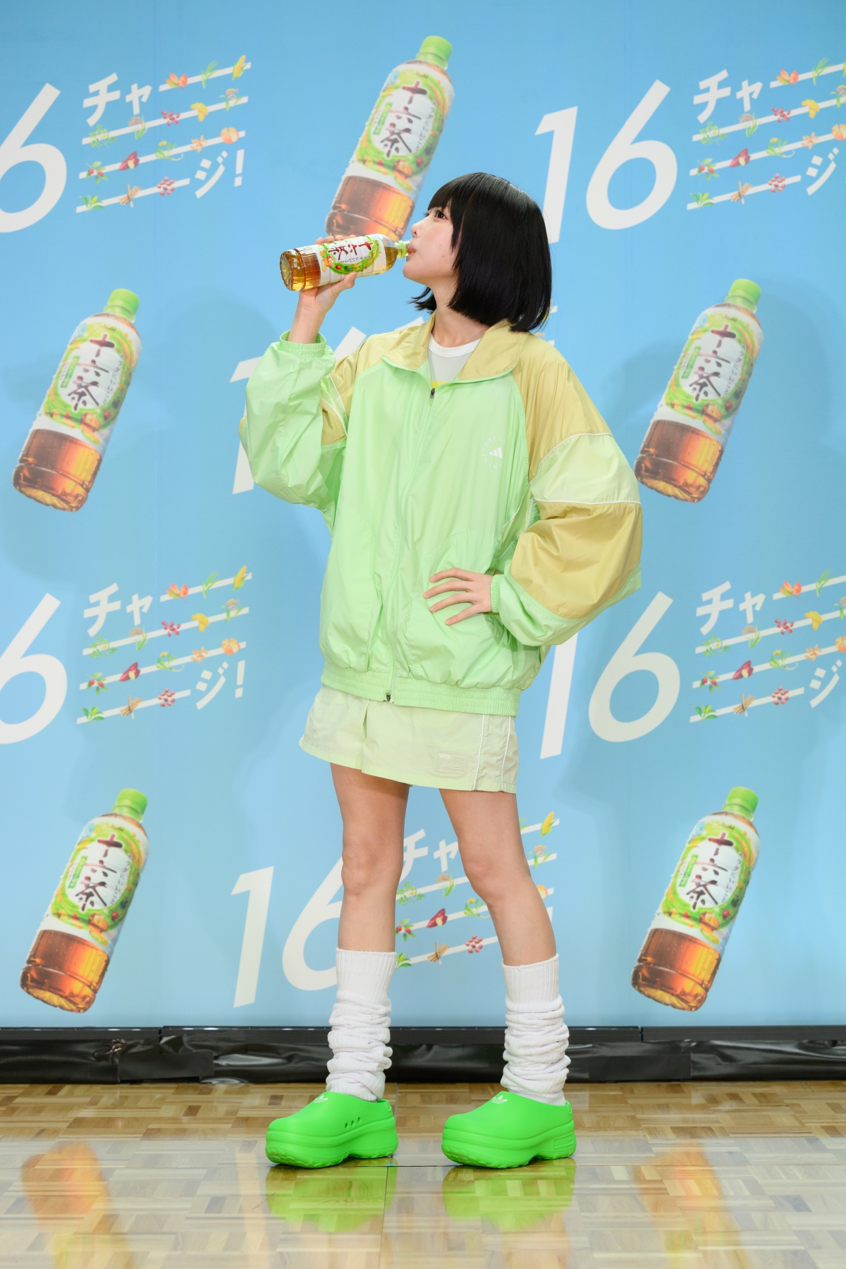 anoさんが『アサヒ 十六茶』をかけて「フラフープチャレンジ！」記録は「40回」で差し入れGET 「汗をかいた後は一段とおいしい」と笑顔！