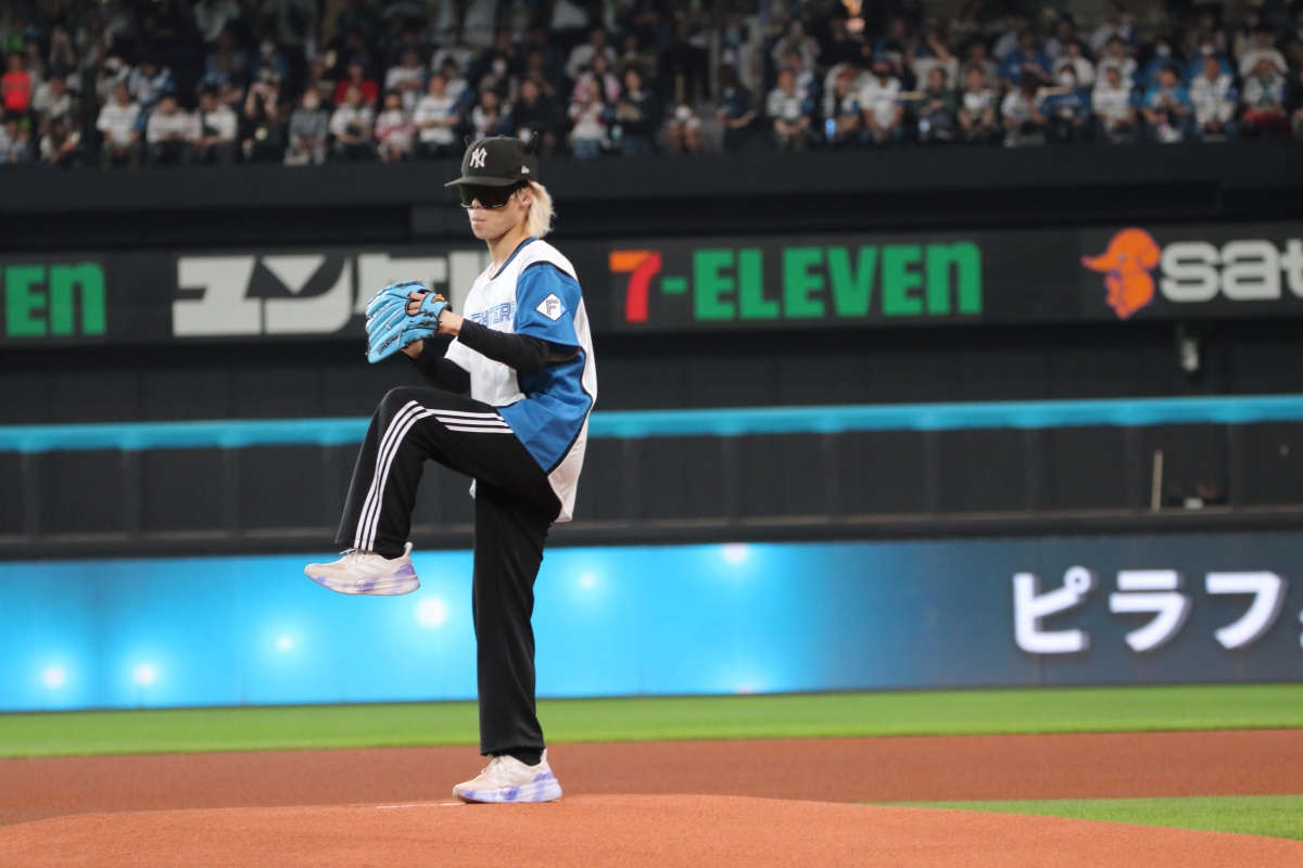 若手人気ラッパーのピラフ星人、地元の球団 北海道日本ハムファイターズのファーストピッチに登場！ ミニライブも数千人のファンが熱狂
