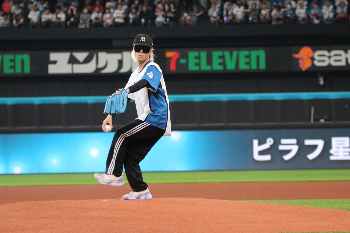若手人気ラッパーのピラフ星人、地元の球団 北海道日本ハムファイターズのファーストピッチに登場！ ミニライブも数千人のファンが熱狂