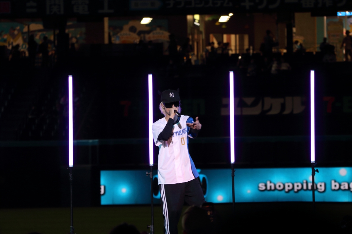 若手人気ラッパーのピラフ星人、地元の球団 北海道日本ハムファイターズのファーストピッチに登場！ ミニライブも数千人のファンが熱狂