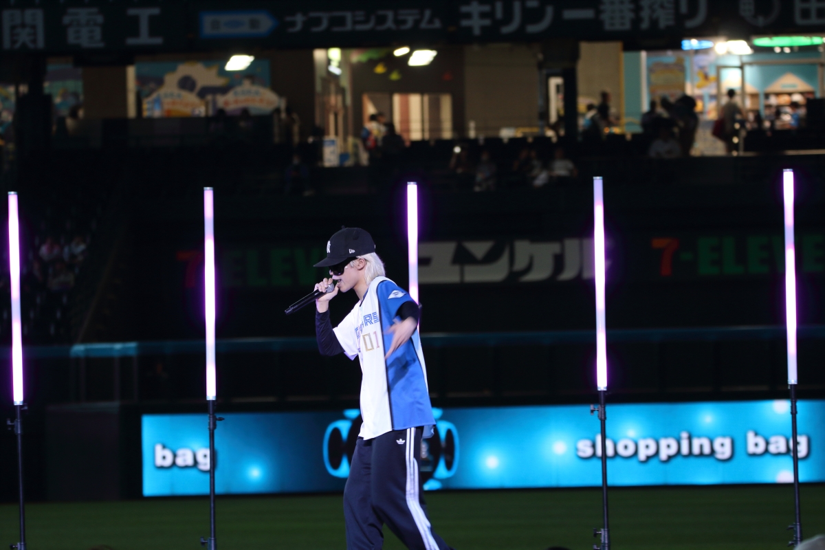 若手人気ラッパーのピラフ星人、地元の球団 北海道日本ハムファイターズのファーストピッチに登場！ ミニライブも数千人のファンが熱狂