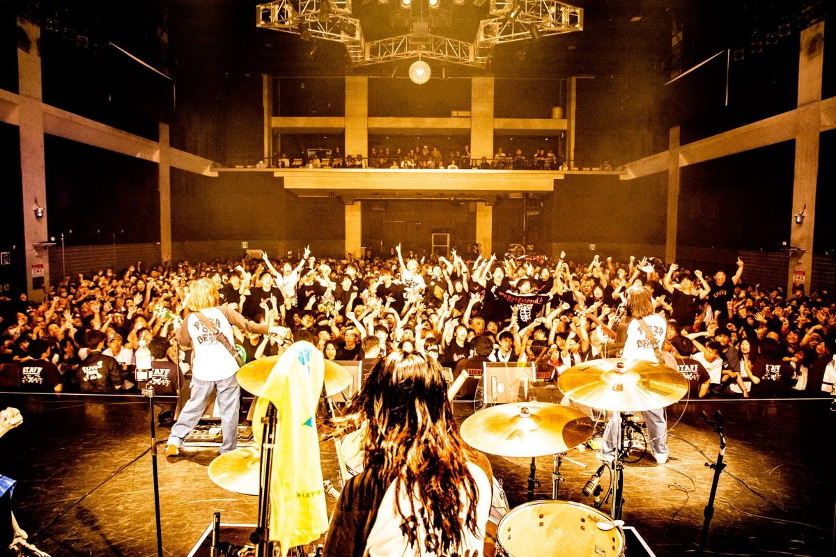 サバシスター『My girlfriend is PIZZA OF DEATH Tour』完走！ファイナル川崎クラブチッタ公演のオフィシャルレポートが到着！