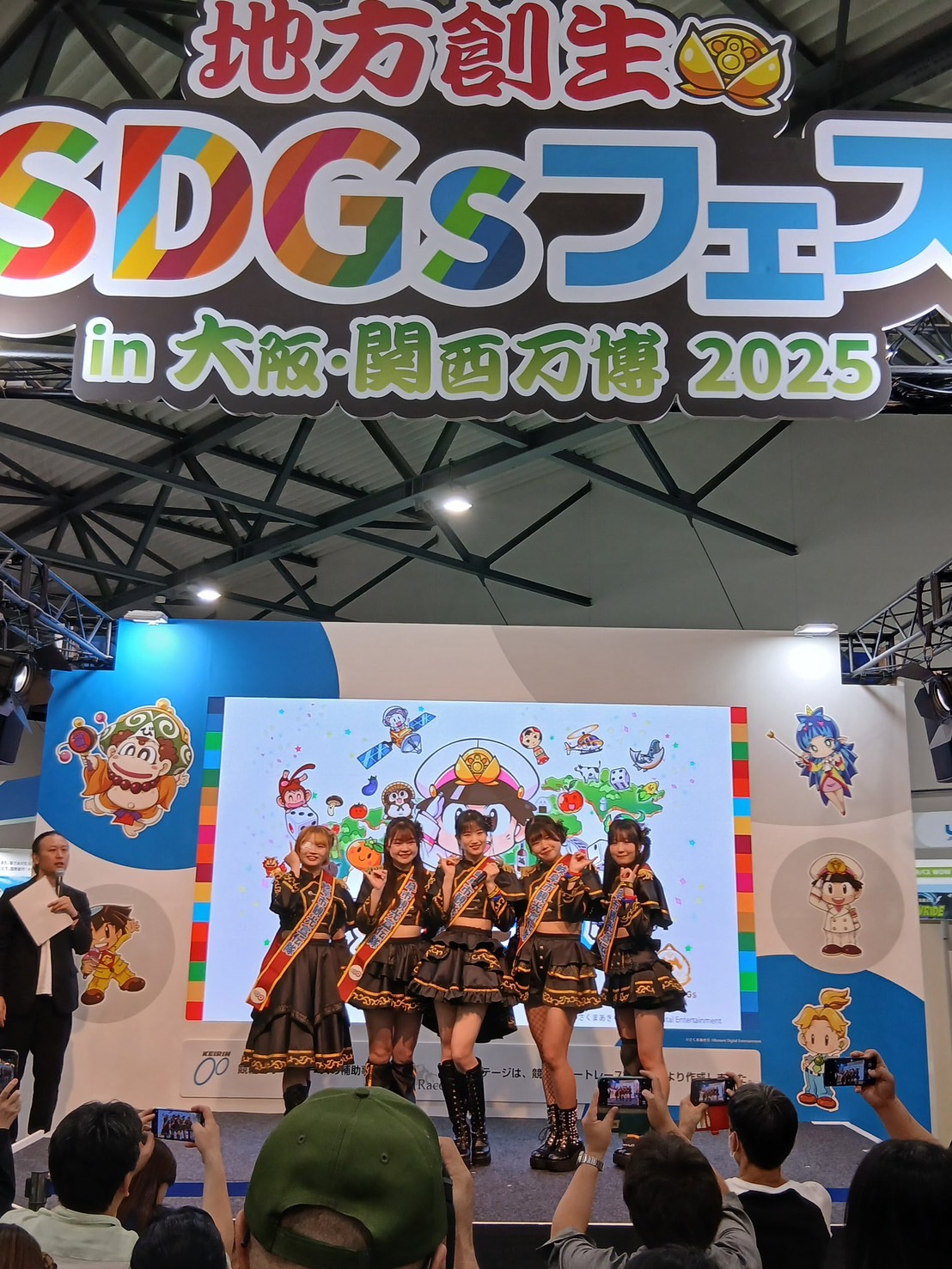大阪・関西万博「ご当地アイドルフェス」大成功で終演！入場制限のかかる満員のなか全10組がステージで嬌艶、全国の自治体ブースと連携してPR！最終日は3人の成功代表者と「蜂蜜★皇帝」が“日本再発見”と“地方創生”についてSPセッションを開催。