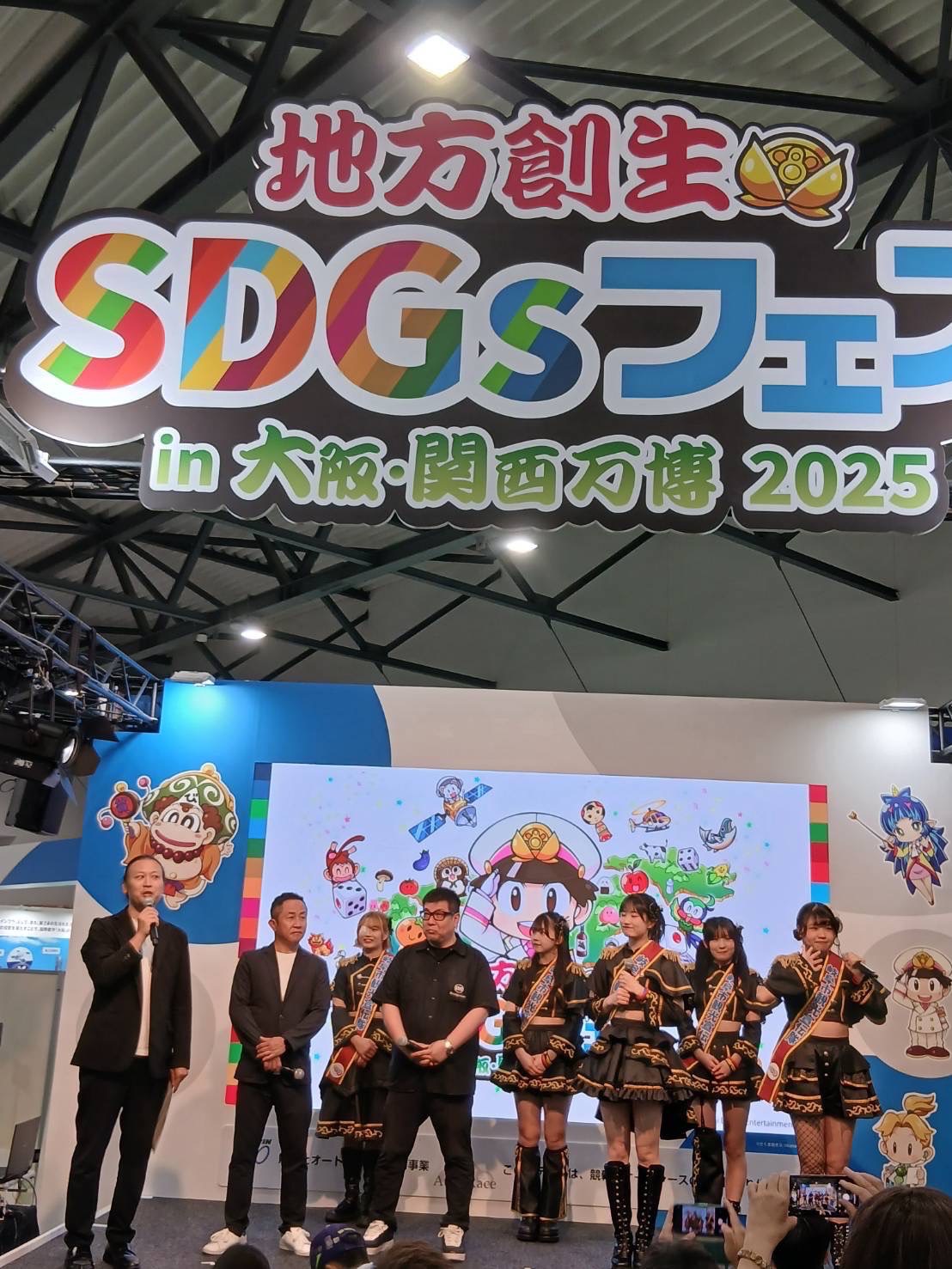 大阪・関西万博「ご当地アイドルフェス」大成功で終演！入場制限のかかる満員のなか全10組がステージで嬌艶、全国の自治体ブースと連携してPR！最終日は3人の成功代表者と「蜂蜜★皇帝」が“日本再発見”と“地方創生”についてSPセッションを開催。