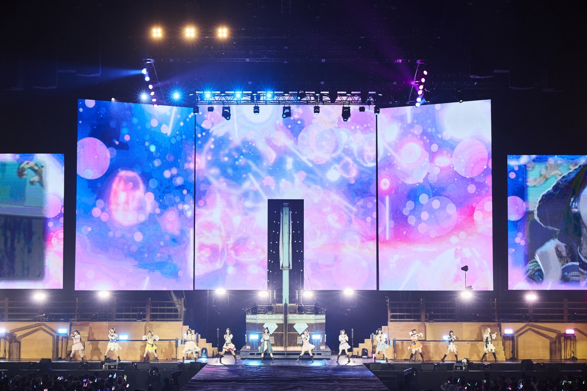 ≠ME（ノットイコールミー） メインステージがムービング！？ 全長12メートルの巨大船に乗って≠MEメンバーが出航！ ≠ME 全国ツアー2025「We want to find "カフェ樂園"」6月7日(土)神奈川県・ぴあアリーナMMにて開幕！