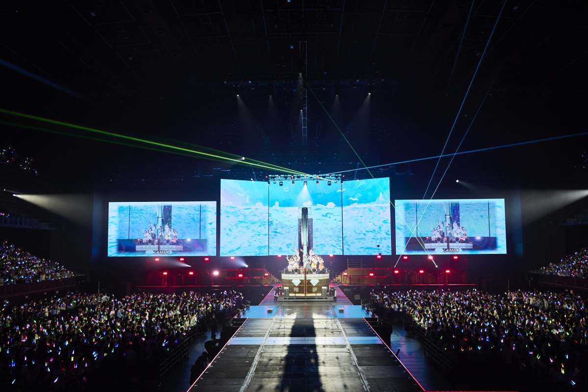 ≠ME（ノットイコールミー） メインステージがムービング！？ 全長12メートルの巨大船に乗って≠MEメンバーが出航！ ≠ME 全国ツアー2025「We want to find "カフェ樂園"」6月7日(土)神奈川県・ぴあアリーナMMにて開幕！