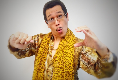 【本人コメントあり】生成AIによるピコ太郎の衝撃のミュージックビデオ 「チャンチャンコ~KANREKI60~」 が公開!空飛ぶピコ太郎!巨大化するピコ太郎!”赤いチャンチャンコ軍団”も登場! 6 【本人コメントあり】生成AIによるピコ太郎の衝撃のミュージックビデオ 「チャンチャンコ~KANREKI60~」 が公開!空飛ぶピコ太郎!巨大化するピコ太郎!”赤いチャンチャンコ軍団”も登場!