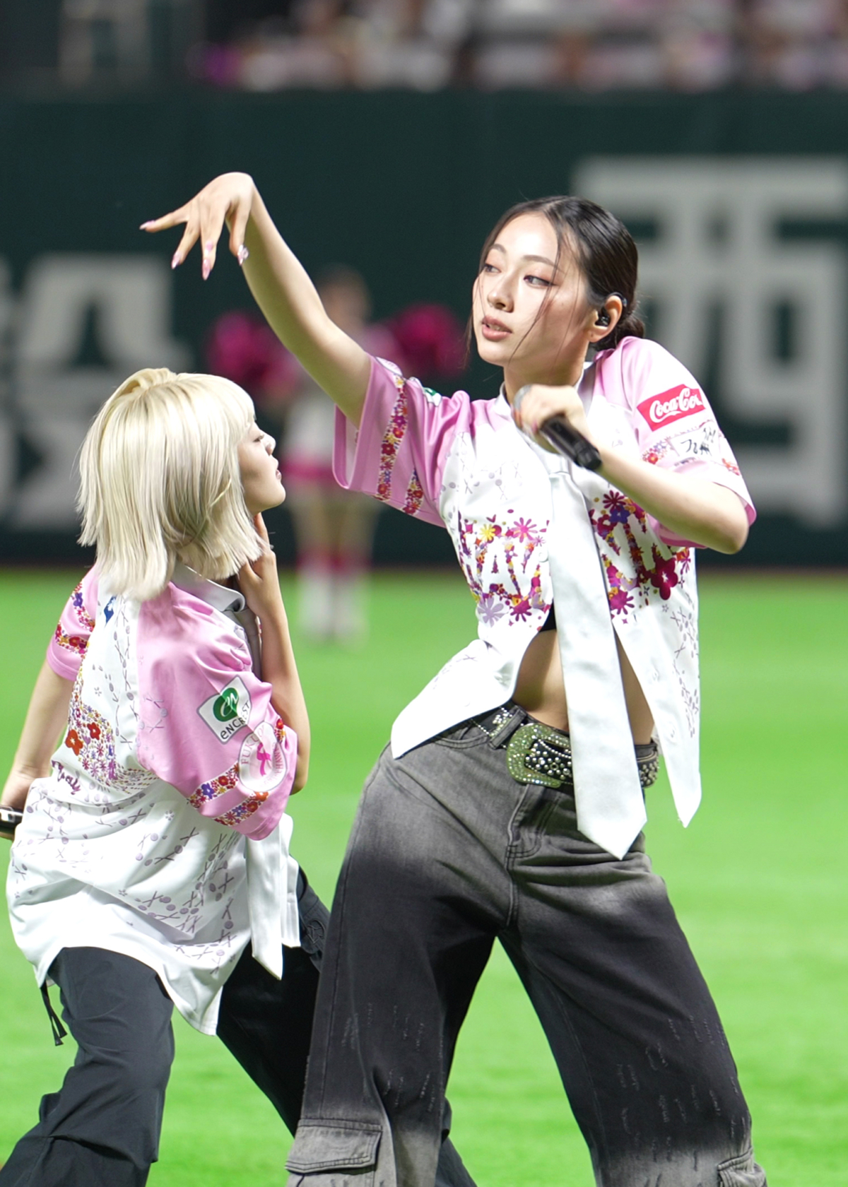 ELSEE、ソフトバンクホークス『ピンクフルデー2025』でのライブパフォーマンス映像公開。ホークス愛溢れる公式応援歌をサンプリングしたダンスパフォーマンスは必見! 9 ELSEE、ソフトバンクホークス『ピンクフルデー2025』でのライブパフォーマンス映像公開。ホークス愛溢れる公式応援歌をサンプリングしたダンスパフォーマンスは必見!