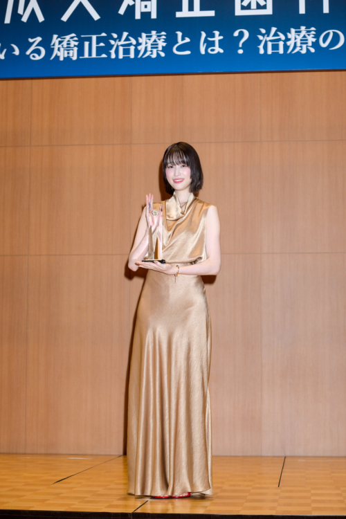 女優・高橋ひかる、2025年度E-ライン・ビューティフル大賞を受賞！