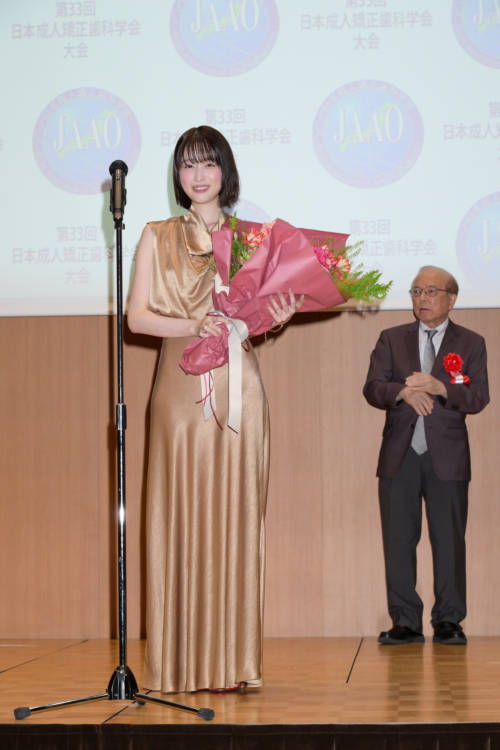 女優・高橋ひかる、2025年度E-ライン・ビューティフル大賞を受賞！
