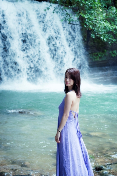 上戸彩、約15年ぶり写真集『Midday Reverie』の表紙解禁！ 台湾で魅せる「素顔と俳優としての覚悟」