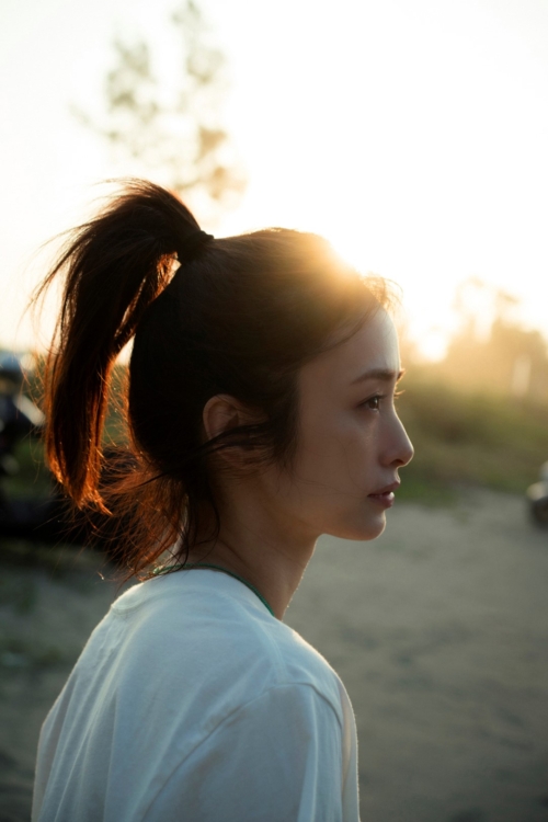 上戸彩、約15年ぶり写真集『Midday Reverie』の表紙解禁！ 台湾で魅せる「素顔と俳優としての覚悟」