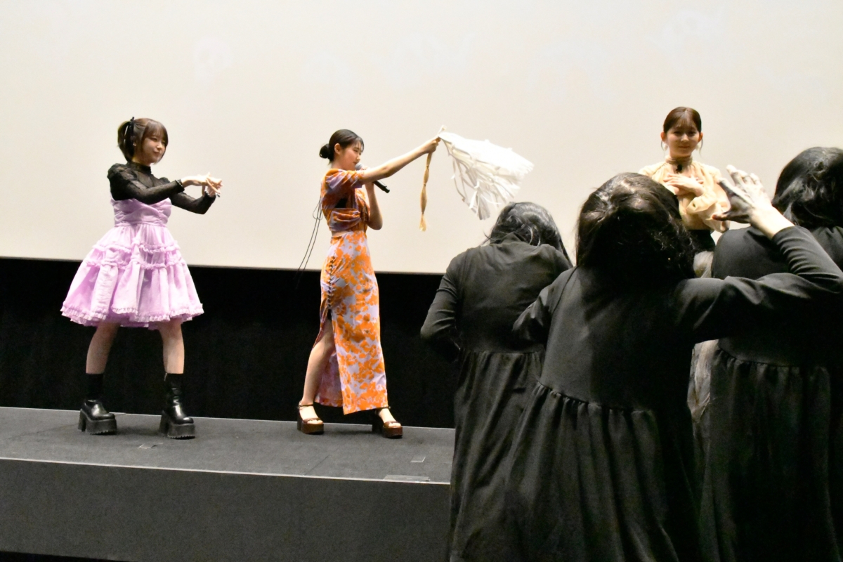 史上初の“おばけ屋敷感覚で楽しめる”体験型の全力無反応上映会！前代未聞！？霊がイベント乱入でキャストがガチ除霊！！ ビビる子 久間田琳加のために見える子 原菜乃華となえなのが撃退！