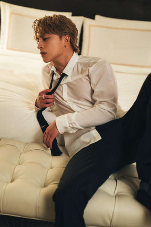 『白濱亜嵐2nd写真集 Hallelujah!!』特別限定版豪華BOXの目玉特典 本人監修のTシャツデザイン解禁！【本人コメントあり】夜のベッドシーン先行カットも公開