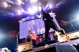 横浜・ぴあアリーナMMにて2日間開催されたロックバンド”FLOW”が創るアニソンロックフェス『FLOW THE FESTIVAL 2025』の公式ライブレポートが到着！