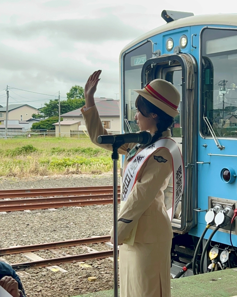 22/7 河瀬詩、北海道根室市で、異例の「一日警察署長＆駅長」ダブル就任！現地イベントレポート