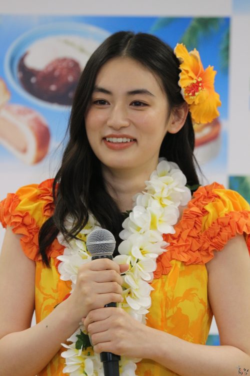 八木莉可子「ファミマでハワイをたくさん感じて、新商品おいしいです。うまアロハ~です」 2 八木莉可子「ファミマでハワイをたくさん感じて、新商品おいしいです。うまアロハ~です」