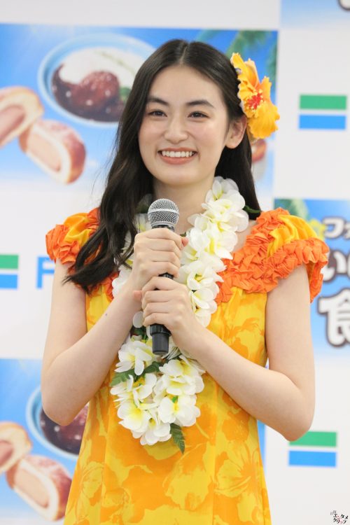 八木莉可子「ファミマでハワイをたくさん感じて、新商品おいしいです。うまアロハ~です」 3 八木莉可子「ファミマでハワイをたくさん感じて、新商品おいしいです。うまアロハ~です」
