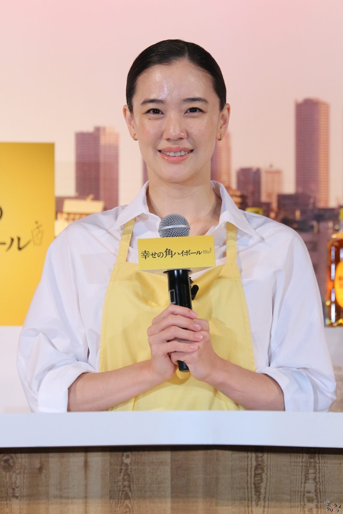 蒼井優『角瓶』CM“4代目店主”就任「5代目店主の方に喜んで継いでいただけるように、4代目を一生懸命務めてまいりたいと思っております」