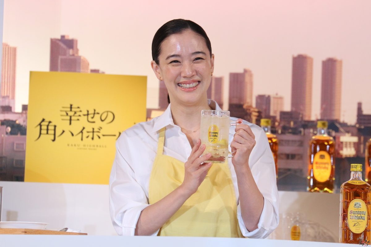 蒼井優『角瓶』CM“4代目店主”就任「5代目店主の方に喜んで継いでいただけるように、4代目を一生懸命務めてまいりたいと思っております」