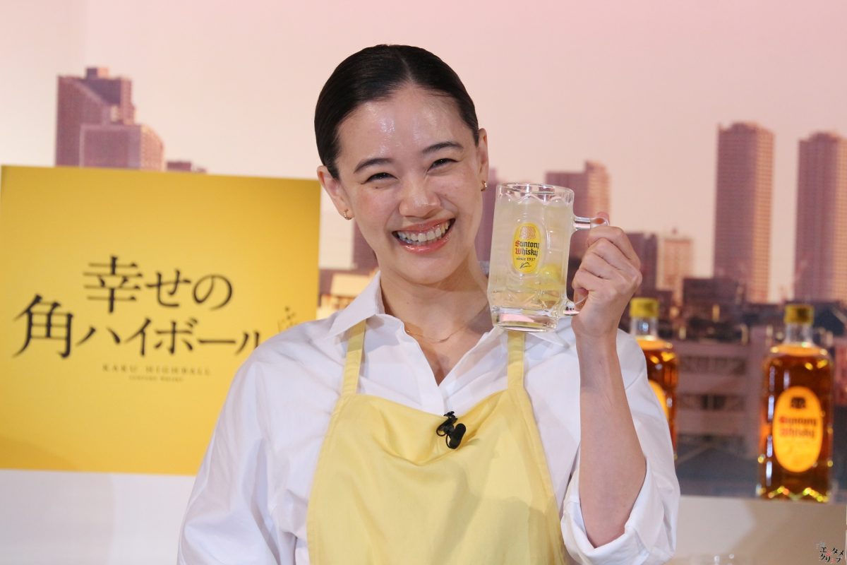 蒼井優『角瓶』CM“4代目店主”就任「5代目店主の方に喜んで継いでいただけるように、4代目を一生懸命務めてまいりたいと思っております」