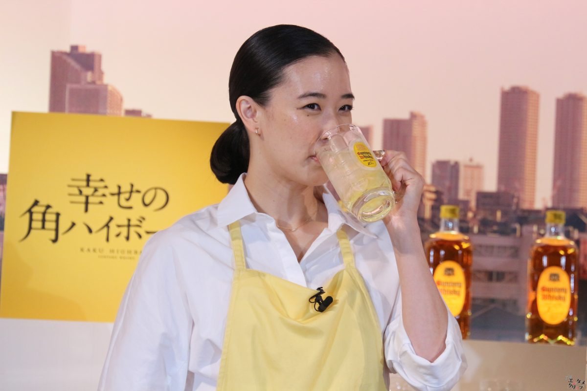 蒼井優『角瓶』CM“4代目店主”就任「5代目店主の方に喜んで継いでいただけるように、4代目を一生懸命務めてまいりたいと思っております」