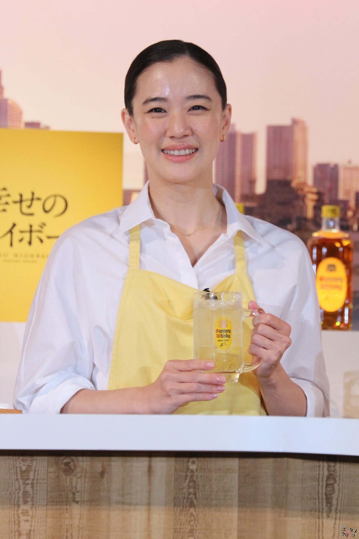 蒼井優『角瓶』CM“4代目店主”就任「5代目店主の方に喜んで継いでいただけるように、4代目を一生懸命務めてまいりたいと思っております」