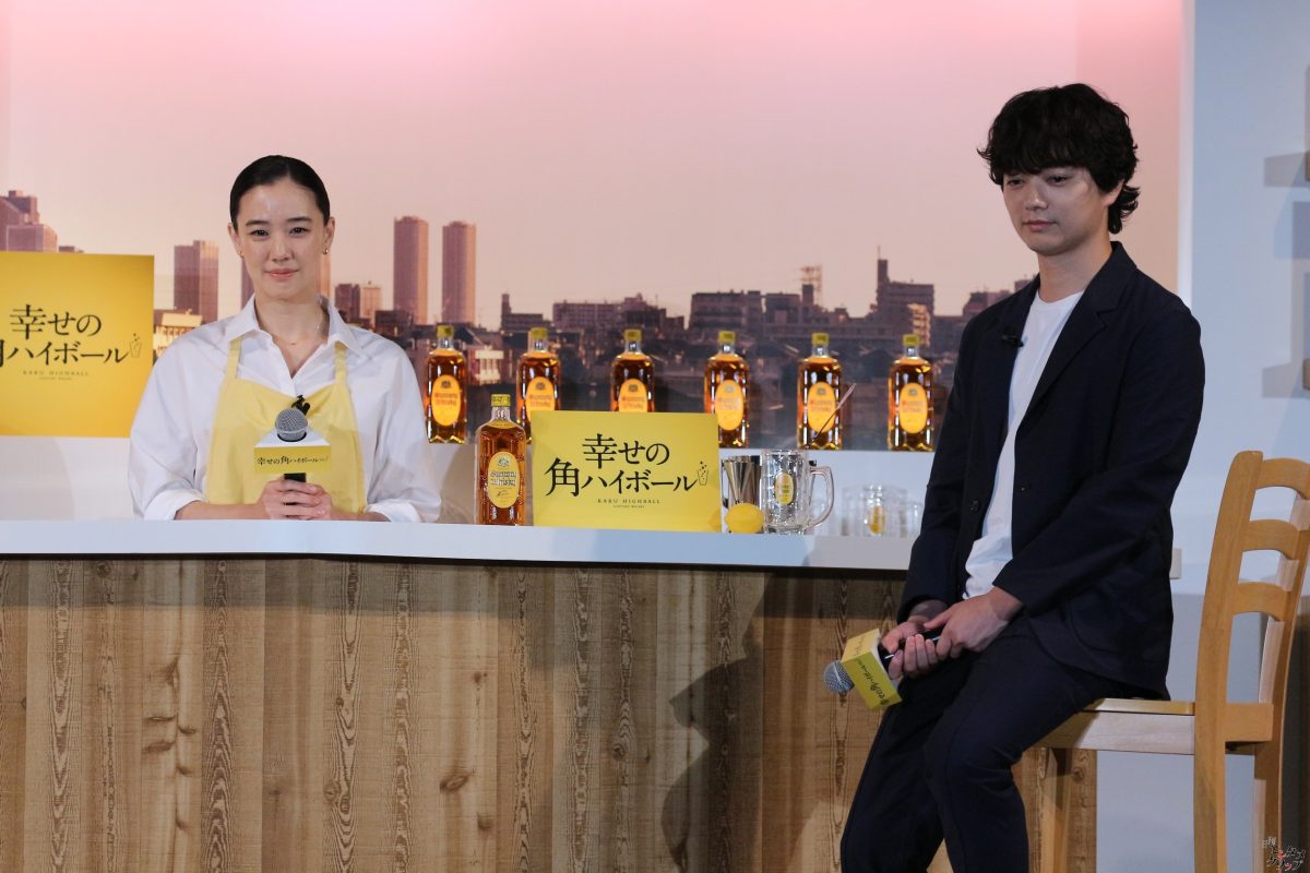 蒼井優『角瓶』CM“4代目店主”就任「5代目店主の方に喜んで継いでいただけるように、4代目を一生懸命務めてまいりたいと思っております」