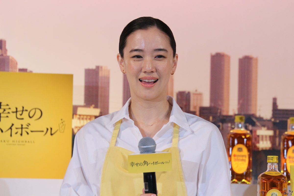 蒼井優『角瓶』CM“4代目店主”就任「5代目店主の方に喜んで継いでいただけるように、4代目を一生懸命務めてまいりたいと思っております」