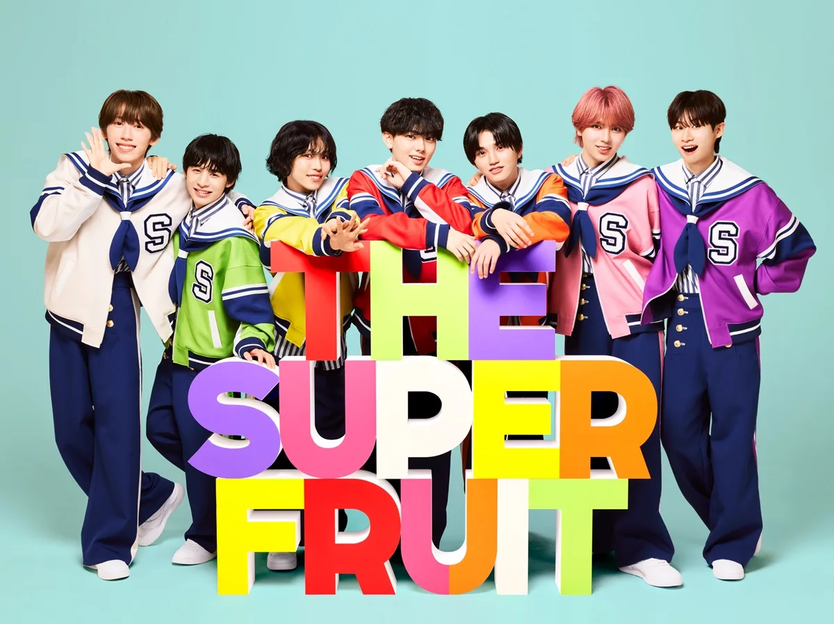 THE SUPER FRUIT 心のままに、自分らしさを出していこうと歌う、スパフルらしさが溢れるTikTokで話題の中毒性120%ポジティブソング！9/2 CD発売メジャーデビューシングル「まにまに」Music Videoが公開に！巨大まにまにセットを背に踊る！スパフルの大冒険！思わず真似してみたくなるクセ強”まにまにダンス”にも要注目！