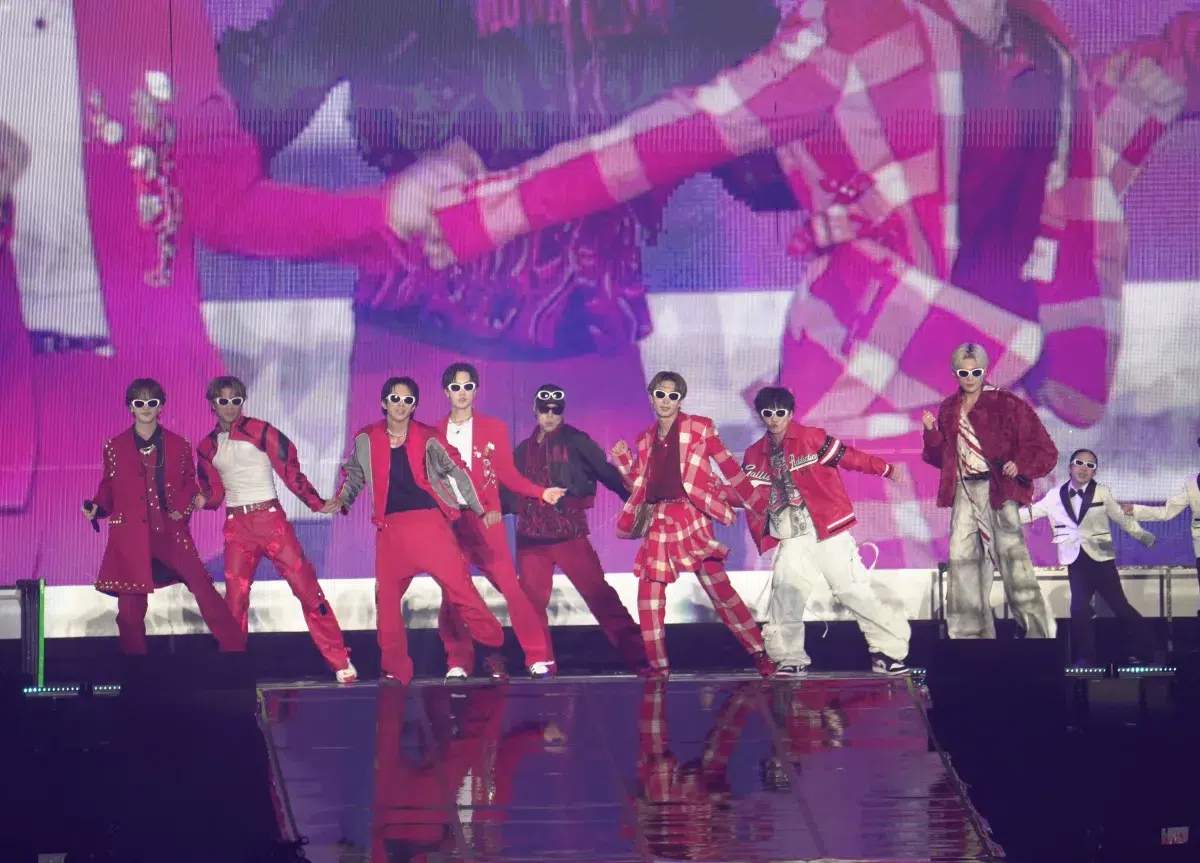 FANTASTICS、自身最大規模の単独公演3日間完走！仮面ライダー達のサプライズ登場も！